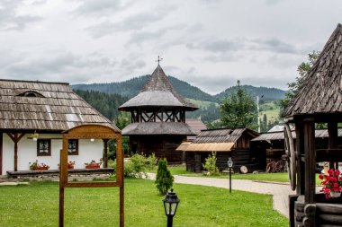 Dağlarda evleri olan köy..