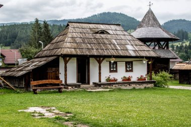 Dağlarda ahşap bir ev