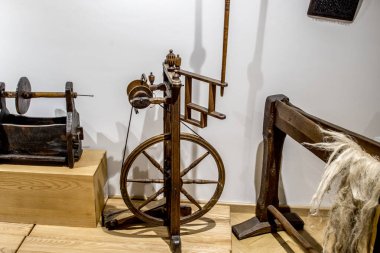 Eski bir ahşap dönen makinenin içi.