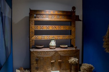 Eski tarz ahşap mobilyaların içi.