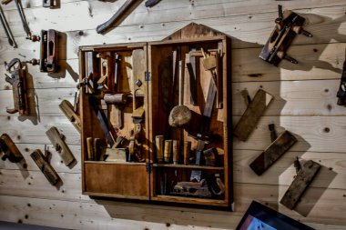 Farklı aletleri ve aletleri olan eski ahşap atölye