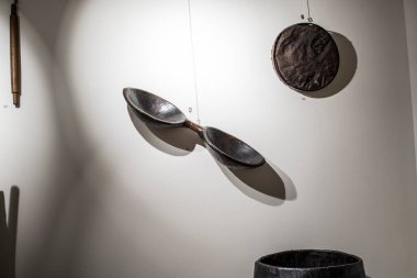 Siyah plakalı metal bir tencerenin dikey görüntüsü.