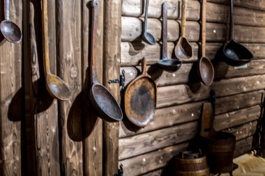 Mutfakta ahşap mutfak aletleri var.