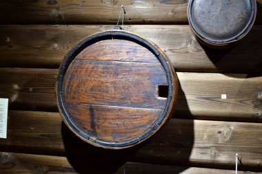 Şarap için eski ahşap fıçı
