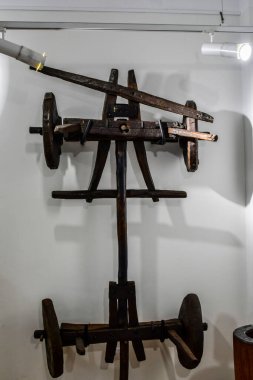 Tahta saplı eski bir top.