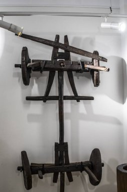 Eski bir müzedeki eski metal top.