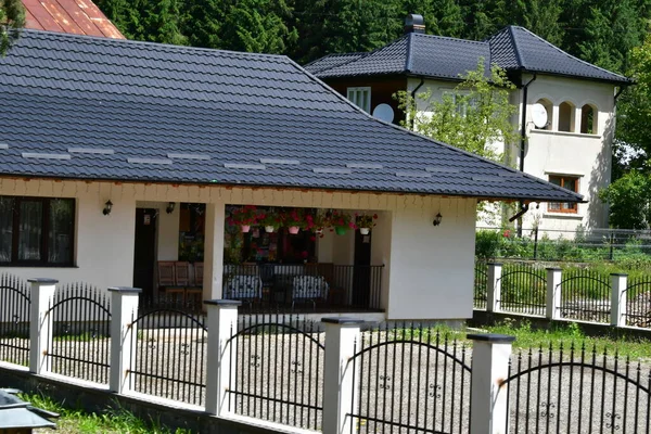 Bahçeden bir ev manzarası