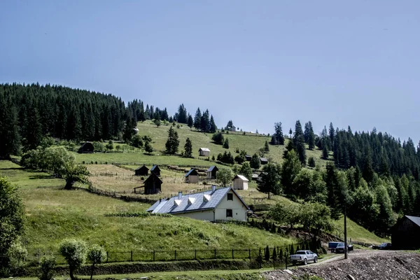 Köydeki dağların manzarası