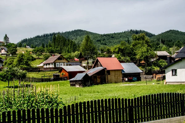Dağlardaki Karpatların köyü. Ukrayna. Avrupa.