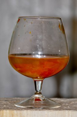 Masada kırmızı bira bardağı var.