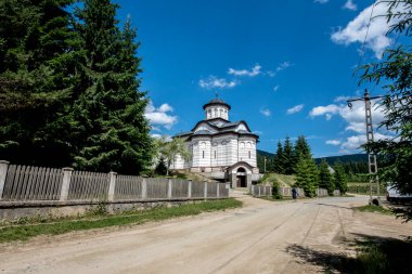 Dağdaki kutsal haç kilisesi.