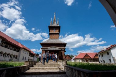 Eski kasabanın kutsal üçlüsü kilisesi. Bölgenin en ünlü simgesi..