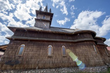 Mavi gökyüzünün arka planındaki eski kilise