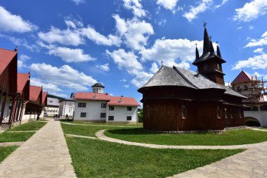 Kutsal üçlünün kilisesi, bölgenin en güzel manzarasına sahip eski kasabanın kasabasında.