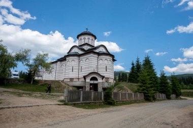 Kuzey cumhuriyetinin en ünlü simgesi olan eski kasabanın kutsal üçlemesinin kilisesi.