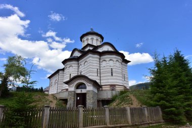 Başkalaşım köyündeki kutsal üçlünün kilisesi. Transtranstrüksiyon bölgesi, Rusya. Şekil değiştirme manastırı.