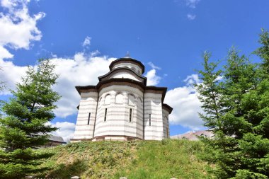 Solovech köyünün merkezindeki kutsal üçlünün kutsal üçlüsünün bulunduğu köyün eski ortodoks kilisesi.