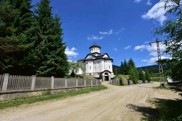 Karpatlar 'ın dağlarındaki Zhyyr köyünde Bakire Meryem' in varlığının tahtadan kilisesi..