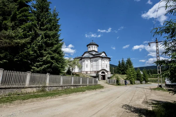 Dağdaki kutsal haç kilisesi.