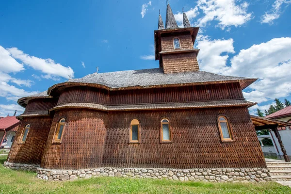 Rusya 'nın kuzeyindeki siyah dağlardaki Sosovo köyündeki şekil değiştirme kilisesi güneşli bir gün.