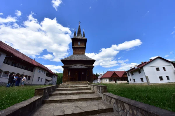 Moldova Cumhuriyeti 'nin dağlarındaki şekil değiştiren köydeki kutsal üçlünün kilisesi.