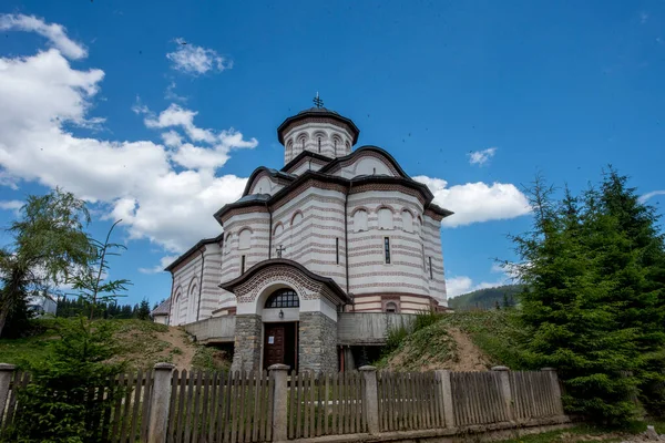 Kutsal Üçleme Manastırı 'nın kutsal üçlüsünün kutsal şehrinde Meryem Ana' nın dönüşümü kilisesi.