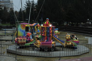 Parktaki çocuk parkı.