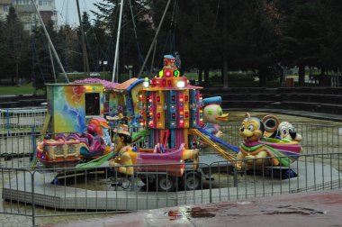 Bahçedeki çocukların oyun bahçesinde.