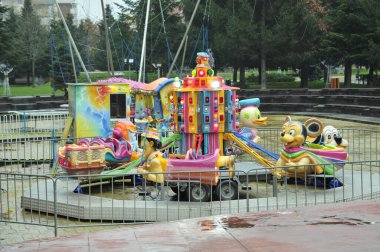 Lunaparktaki atlı karınca.