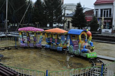 Kış aylarında parktaki çocuk oyun alanı