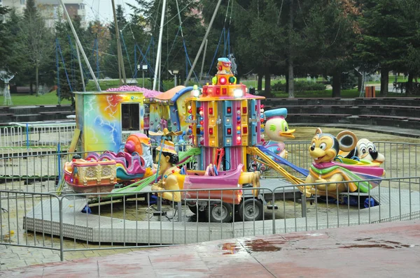 Lunaparktaki atlı karınca.