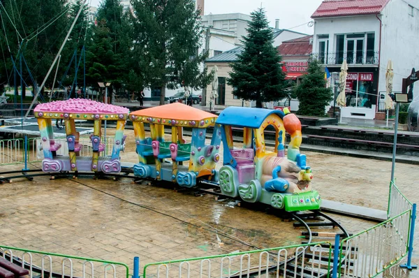 Çocuk atlıkarıncaları parktaki yuvarlak renkli atlıkarınca biçiminde.