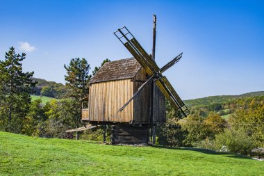 Dağlardaki eski ahşap değirmeni