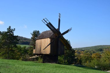 Bir tarlada ahşap değirmen