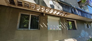 Şehirde terk edilmiş eski bir ev.