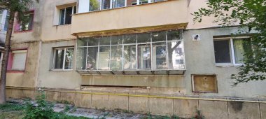 Şehirde terk edilmiş eski bir ev.