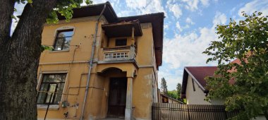 Şehirdeki eski bina.