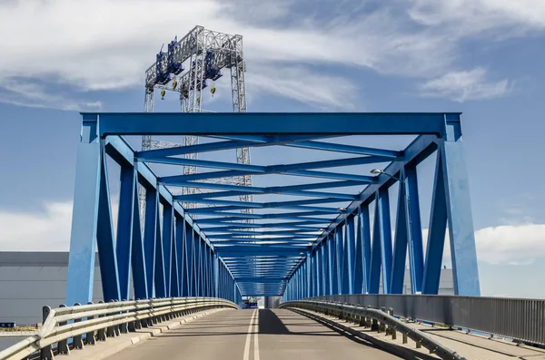 Bridge โครงสร างเหล กคลาสส สวยงามบนแม — ภาพถ่ายสต็อก