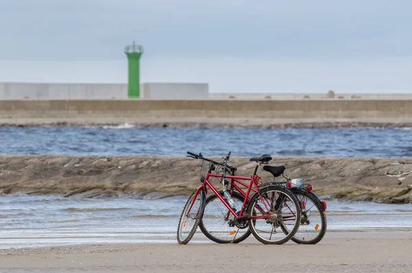 해안에서 항구의 수역에서 해저에 자전거 — 스톡 사진