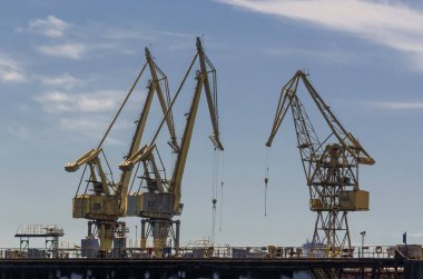 SHIPYARD VE SEAPORT - Liman onarımı ve yükleme rıhtımlarında bir set vinç