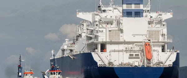 Lng Tanker Gemi Römorkörler Gaz Terminalinde Manevra Yapıyor — Stok fotoğraf