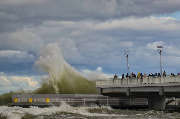 Kolobrzeg West Pomeranien Polen 2016 Meereswellen Krachen Auf Die Seebrücke — Stockfoto