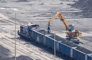 TRANSSHIPMENT YARD - Bir depolama alanında yük vagonları boşaltılıyor