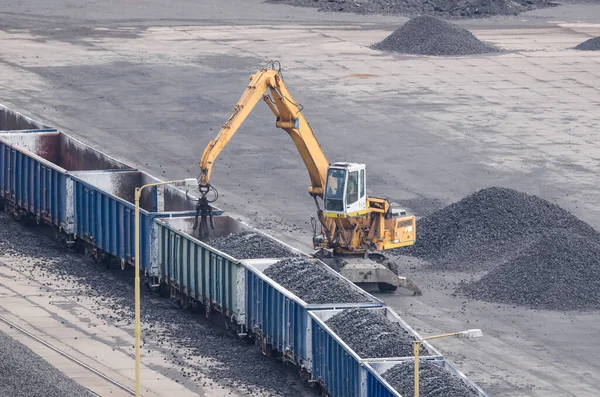 Transshipment Yard Bir Depolama Alanında Yük Vagonları Boşaltılıyor — Stok fotoğraf