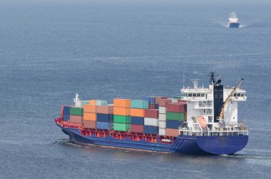 CONTAINER Gemisi - Ticari gemi bir deniz yolculuğu için liman kanalı boyunca yelken açtı