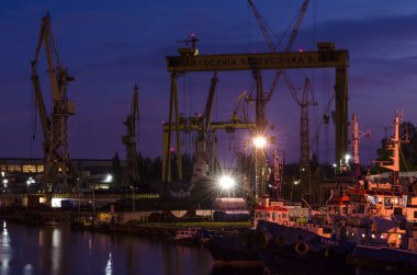 SZCZECIN, BATI POMERANYA / POLAND - 2020: Tersane rıhtımlarının teçhizatı ve altyapısı