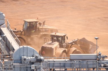 SUÇLU, BATI POMERANYA / POLAND - 2020: Bir mineral ve toplamsal depolama alanında tekerlek yükleyiciler çalışıyor