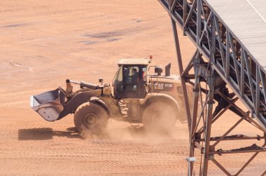 SUÇLU, BATI POMERANYA / POLAND - 2020: Bir mineral ve toplamsal depolama alanında tekerlek yükleyici