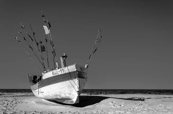 Rewal West Pomeranian Poland 2019 Риболовецький Човен Простягнувся Пляжу Біля — стокове фото