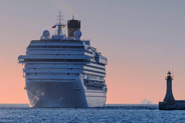 Cruise Ship Het Passagiersschip Vaart Naar Haven — Stockfoto